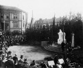 Slavnostní odhalení pomníku  od vídeňského sochaře T. Charlemonta G. J. Mendelovi proběhlo 1. října 1910. Pomník byl zbudován na popud Přírodovědného spolku a události se zúčastnili přední světoví botanici a genetici – např. Hugo Iltis a William Bateson z Anglie nebo Herman Nilsson-Ehle ze Švédska. Je umístěn v zahradě starobrněnského opatství. Snímek z archivu Mendelova muzea při Masarykově univerzitě v Brně