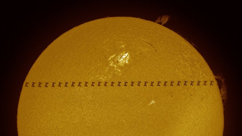 Portrét Slunce přes chromosférický dalekohled a přelet Mezinárodní kosmické stanice k tomu. Slunce bude v ohnisku pozornosti této akce pro širokou veřejnost! Foto: Thierry Legault.