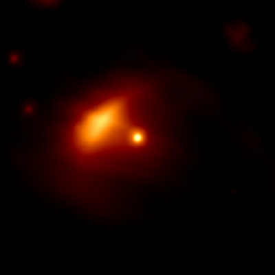 Snímek 55 Cyg a jejího bezprostředního okolí pořízený v infračerveném spektrum družicí WISE.