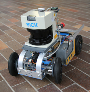 Robot Bender 2, výrazný senzor je laserový dálkoměr SICK