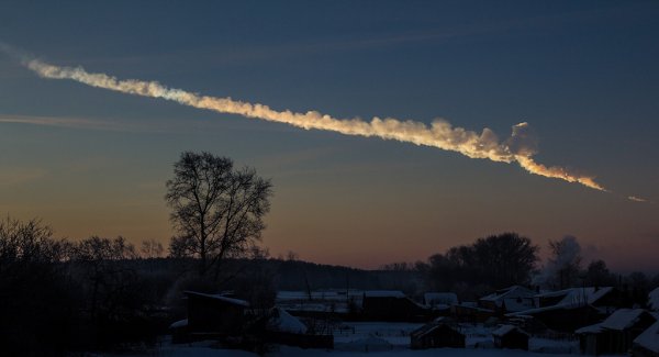 Jeden z mnoha záběrů kouřové stopy po průletu bolidu Čeljabinsk.