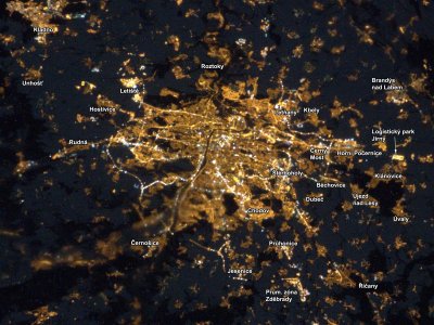  Světelné znečištění Prahy z Mezinárodní kosmické stanice ISS. Foto: NASA, Kevin Ford, popisky Petr Sobotka. 