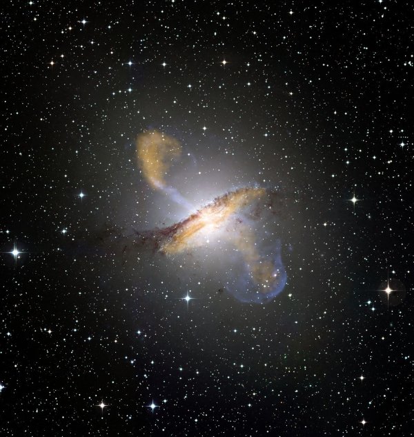 Kompozitní snímek aktivní galaxie Centaurus A pozorované z boku.