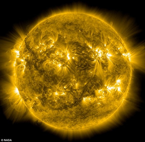 Snímek sluneční koróny pořízeny v ultrafialové oblasti spektra. 