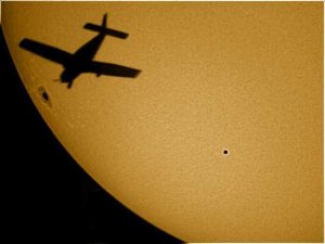 Na obrázku je kus slunečního kotouče s velkou sluneční skvrnou a detaily ve sluneční fotosféře. Ovšem to nejpozoruhodnější je ten puntík vpravo, planeta Merkur. Snímek byl pořízen při úkazu v roce 2006. Autor: Pete Albrecht
