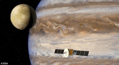 Umělecká představa sondy JUICE u Jupiterova měsíce Europa. Zdroj: ESA.
