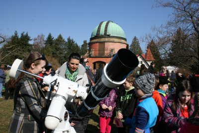Pozorování Slunce v historické části Astronomického ústavu v Ondřejově. Na své si rozhodně přijdou i ti nejmenší!