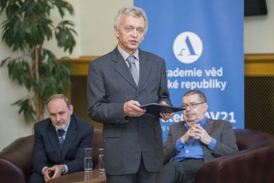 Petr Hadrava pronáší děkovnou řeč za udělení čestné medaile Ernsta Macha Akademie věd. Foto: AV ČR.
