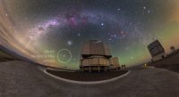 Malé Magellanovo mračno nad kopulemi VLT teleskopů na observatoři Parana v Chile. Foto: Petr Horálek.