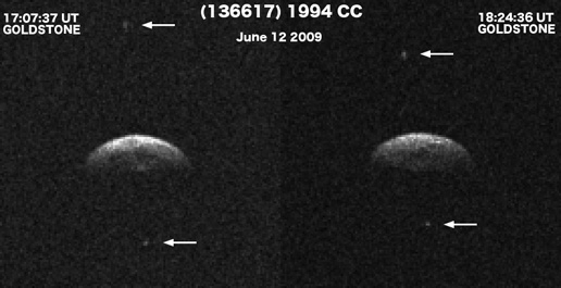 Dvojice radarových snímků trojplanetky 1994 CC.