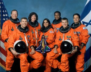 Posádka poslední mise raketoplánu Columbia. Zleva: D. Brown, R. Husband, L. Clarková, K. Chawlaová, M. Anderson, W. McCool a I. Ramon. Foto: NASA