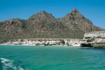 Ostrov Carmen – pohled na jeho jižní část, kde jsme se snažili objevit poddruh Ferocactus diguetii subsp. carmenensis. Foto L. Kunte
