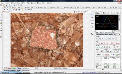 Pohled na plochu počítače s otevřeným softwarem NIS-Elements s analýzou obrazu (vypočtení plochy keramického fragmentu ve vrstvě s kostmi). 