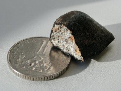Na obrázku je jeden z meteoritů Žďár nad Sázavou (9. 12. 2014), který byl nalezen necelé 2 týdny po pádu. Předpokládáme, že meteority ze 7. 12. 2016 by mohly vypadat velmi podobně. Autor: AsÚ AV ČR, Pavel Spurný