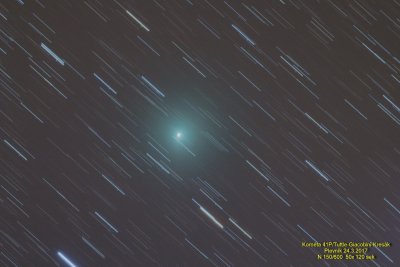 Kometa 41P/Tuttle-Giacobini-Kresák ze 24. března 2017. Čáry okolo jsou protáhlé hvězdy, vůči kterým se kometa pohybuje. Autor: Marián Mičúch.