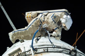 Kosmonaut ve volném kosmickém prostoru