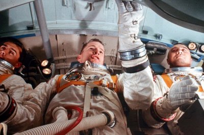 Posádka Apolla 1 při cvičení v osudné kabině. Autor: NASA.