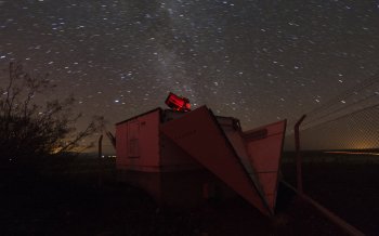 Robotický dalekohled FRAM při nočním pozorování. Foto: Martin Mašek