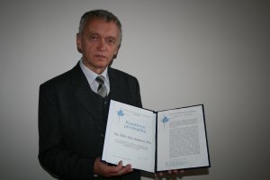 Petr Hadrava byl v roce 2012 oceněn Kopalovou přednáškou České astronomické společnosti. Nyní si ke svému úspěchu může přičíst i Čestnou oborovou medaila Ernsta Macha Akademie věd. Foto: ČAS.