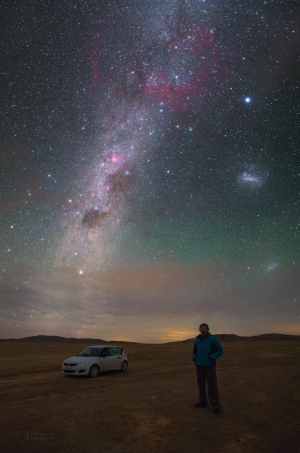 Petr Horálek pod hvězdnou oblohou v poušti Atacama v Chile. Foto:Petr Horálek.