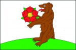 Medvěd s červenou rožmberskou růží na vlajce Horní Plané, okres Český Krumlov, udělené v r. 2008