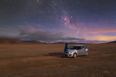 Petr Horálek v poušti Atacama s výhledem na mlhovinu Carina. Foto: Petr Horálek / ESO.
