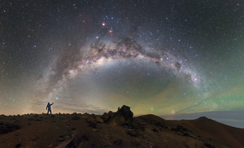 Mléčná dráha se táhne chilským nebem a spojuje pozorovatele vlevo se vzdálenými kopci Cerro Paranal, sídlem dalekohledu VLT (Very Large Telescope) a infračerveného dalekohledu VISTA (vpravo). Foto: ESO / P. Horálek.