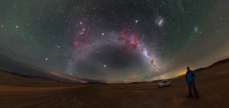 Tento  hluboký pohled do nočního nebe nad chilskou pouští Atacama ukazuje celou řadu přírodních divů, např. Barnardovu smyčku – růžový půlkruh viditelný nad obloukem Mléčné dráhy – a Malé i Velké Magellanovo mračno, dva svítící obláčky v pravém horním rohu. Foto: ESO / P. Horálek.