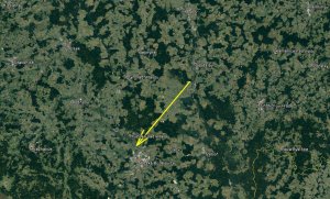 Obrázek 2. Průmět atmosférické dráhy bolidu EN031217 na zemský povrch (žlutá šipka). Skutečná délka vyfotografované atmosférické dráhy 63 km a bolid jí uletěl přibližně za 5 s. Foto: Google/Astronomický ústav AV ČR