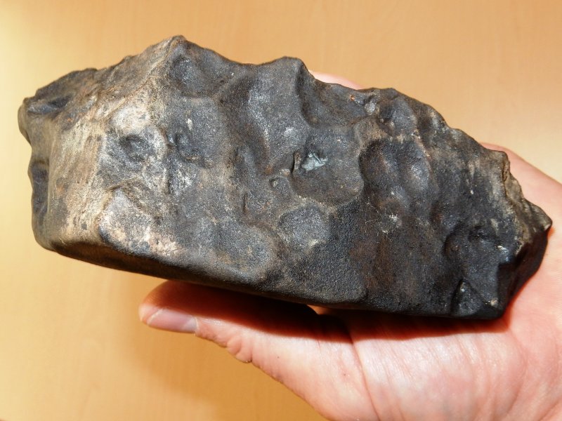 Obrázek 5. Meteorit Stubenberg (největší kus o hmotnosti 1.3 kg, který dopadl 6. 3. 2016 v Německu - jeho pád včetně pádové oblasti jsme též předpověděli) – ukázka, jak by mohl vypadat meteorit, který dopadl 3. 12. 2017 v Českých Budějovicích. Foto: P. Spurný.