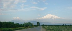 Ararat, masiv zdvihající se z planiny kolem řeky Araks, tvoří vlastní kužel  biblické hory (5 165 m n. m.)  a vedlejší vrchol (Malý Ararat, 3 925 m n. m.). Pohled na tuto dvojici patří  k nezapomenutelným zážitkům. Snímky L. a E. Ekrtovi