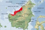 Mapa přibližného rozšíření varanovce bornejského (Lanthanotus borneensis). Červeně většina nálezů z let 1877–2001, žlutě nález z r. 2008 (Landak; Yaap a kol. 2012) a modře nález českých badatelů z r. 2001 (Respen na řece Sesayap;  Nožina 2006). Upraveno a doplněno  podle: E. R. Pianka (2004) a B. Yaap a kol. (2012)