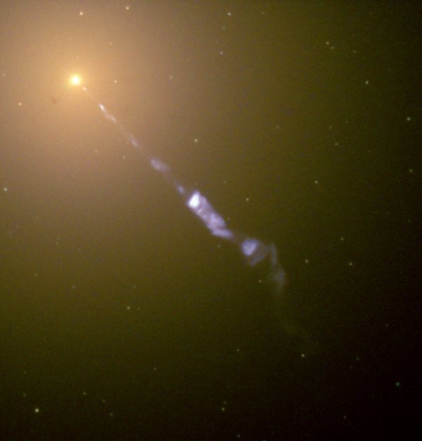 Snímek galaxie M 87 pořízený Hubbleovým kosmickým dalekohledem odhalil polární výtrysk dosahující do vzdáleností kolem 5000 světelných let od jádra. 