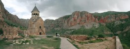 Arménská apoštolská církev, která patří mezi nejstarší křesťanské církve,  znázorňuje kříž jako strom života.  Tyto obdivuhodné kamenické práce doprovázejí všechny sakrální památky. Snímky L. a E. Ekrtovi