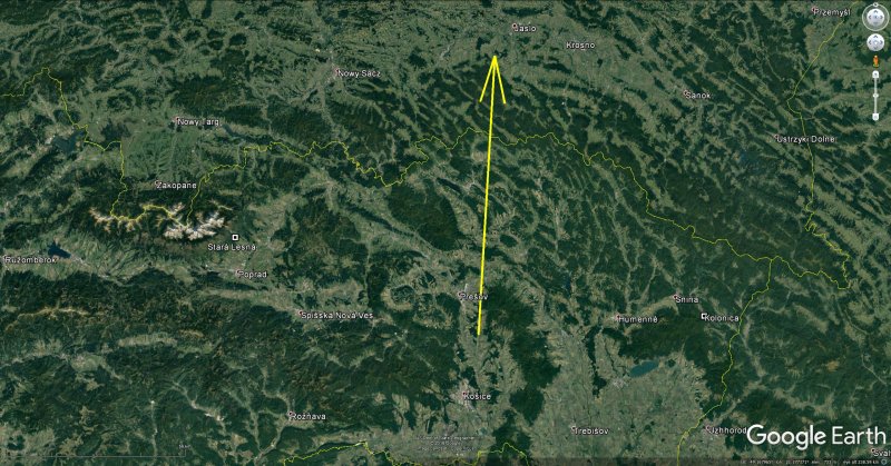 Obrázek 5: Průmět atmosférické dráhy bolidu z 23. června 2018 v 0h 25m 28s SELČ na zemský povrch (žlutá šipka). Skutečný  konec dráhy, který již naše kamery kvůli velké vzdálenosti a také oblačnosti nevyfotily, ležel ještě několik kilometrů dál ve vnitrozemí Polska. Celkové trvání bolidu bylo 6 sekund. Foto: Google/Astronomický ústav AV ČR.
