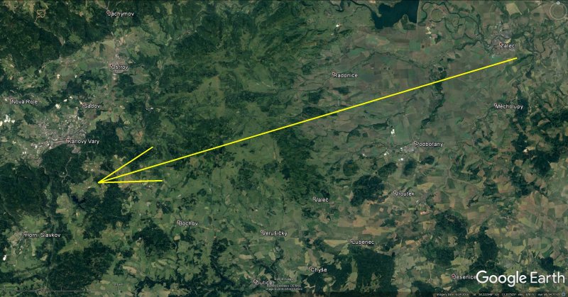 Obrázek 2. Průmět atmosférické dráhy bolidu z 15. června 2018 na zemský povrch (žlutá šipka). Skutečná délka vyfotografované atmosférické dráhy je 77 km a bolid jí uletěl přibližně za 6 s. Foto: Google/Astronomický ústav AV ČR.