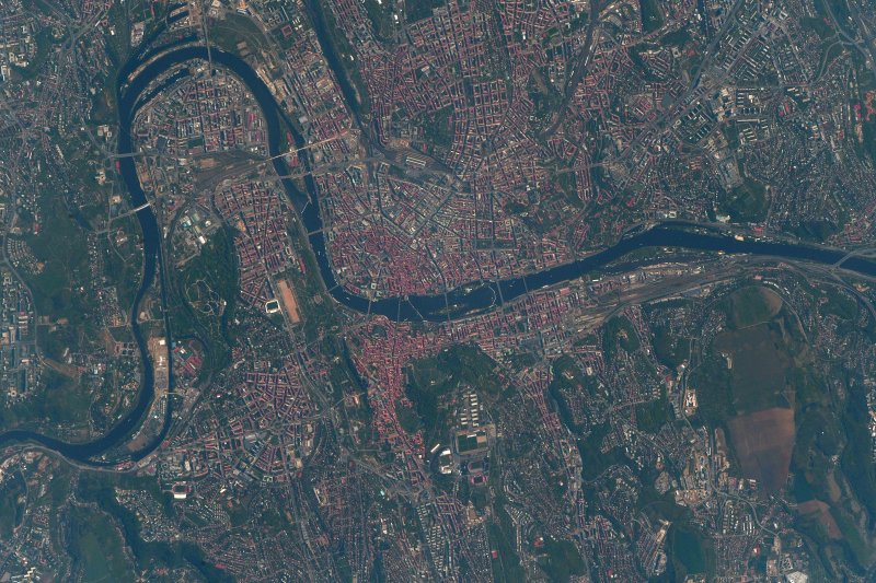 Praha tak, jak ji zachytil astronaut Andrew Feustel z paluby Mezinárodní vesmírné stanice ISS.