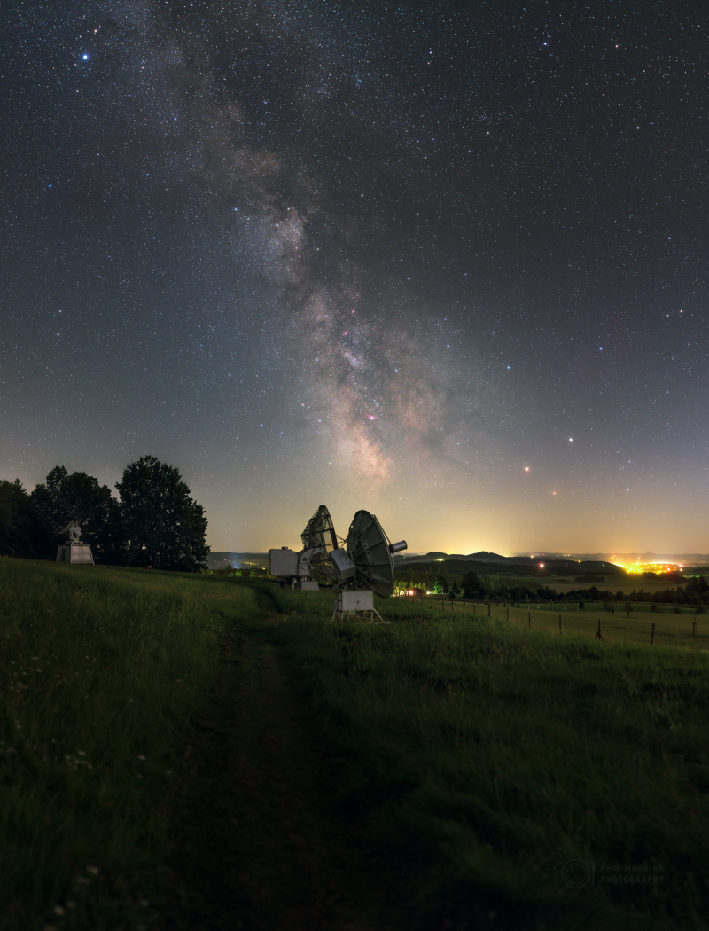Zjevující se Mléčná dráha nad radarovou loukou. Foto: Petr Horálek.