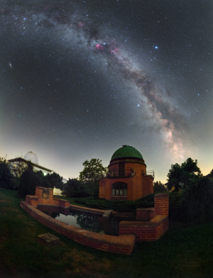 Mléčná dráha nad centrální kopulí historické části ondřejovské observatoře. Foto: Petr Horálek.