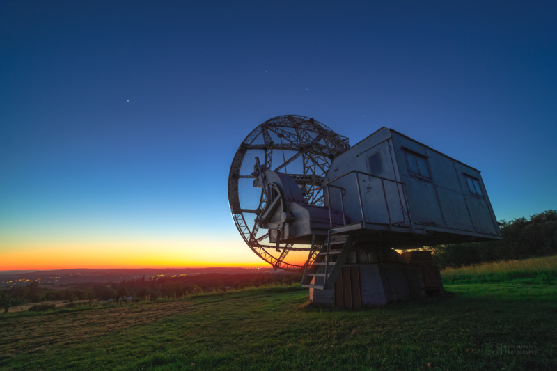 Radarová louka a zjevující se hvězdy velkého vozu za soumraku. Foto: Petr Horálek.