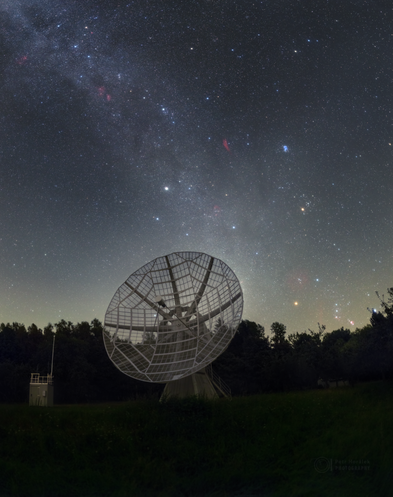 Ondřejovský 10m sluneční radioteleskop a hvězdy před rozbřeskem. Foto: Petr Horálek.