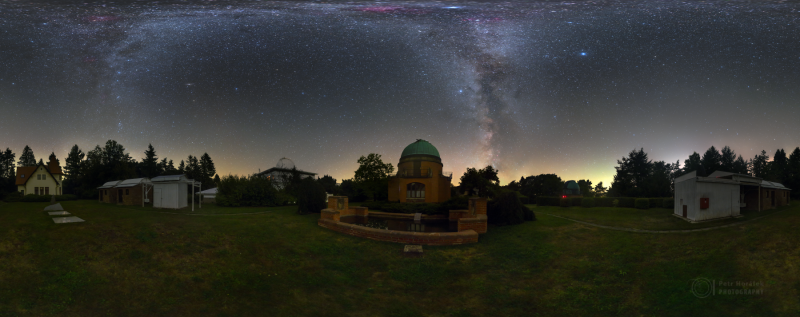 Noční panorama historické observatoře. Foto: Petr Horálek.