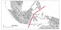 Wallaceova linie (červeně) odráží vývoj přírody jihovýchodní Asie ve čtvrtohorách. Rozsah souše během glaciálního maxima, kdy byla hladina moře asi o 100 m níže než v současnosti. V dnes zaplavených šelfech tekly řeky a Sundaland vytvářel poloostrov západně od Wallaceovy linie. Podle: H. K. Voris (2000)
