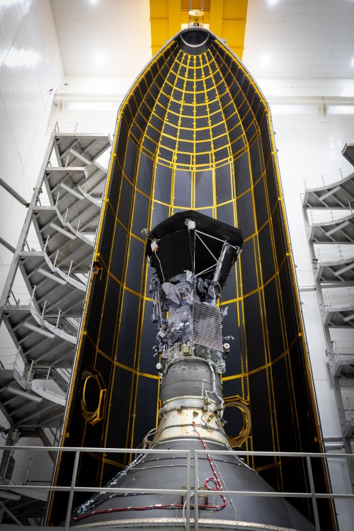 Obr. 3: Parkerova sluneční sonda s polovinou ochraného krytu v přípravě na přesun 
na Cape Canaveral Air Force Station na integraci do rakety Delta IV Heavy. Výška sondy: 3 m, hmotnost: 685 kg.