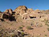 Zvětrávající hrobky ve starověkém skalním městě Petra.