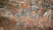 Posvátné kresby domorodých Anangů v jeskyni na Uluru. Foto L. Hanel