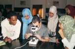Nedílnou součástí zahraničních expedic je příprava kurzů – na snímku výuka rybí parazitologie na univerzitě v Chartúmu, Súdán. Foto A. de Chambrier