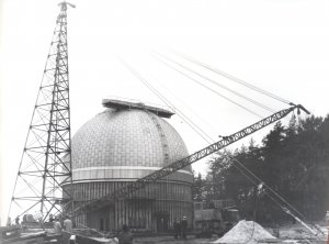 Kopule Perkova dalekohledu krátce po instalaci. Foto: AsÚ AV ČR. Kopule Perkova dalekohledu krátce po instalaci. Foto: AsÚ AV ČR.
