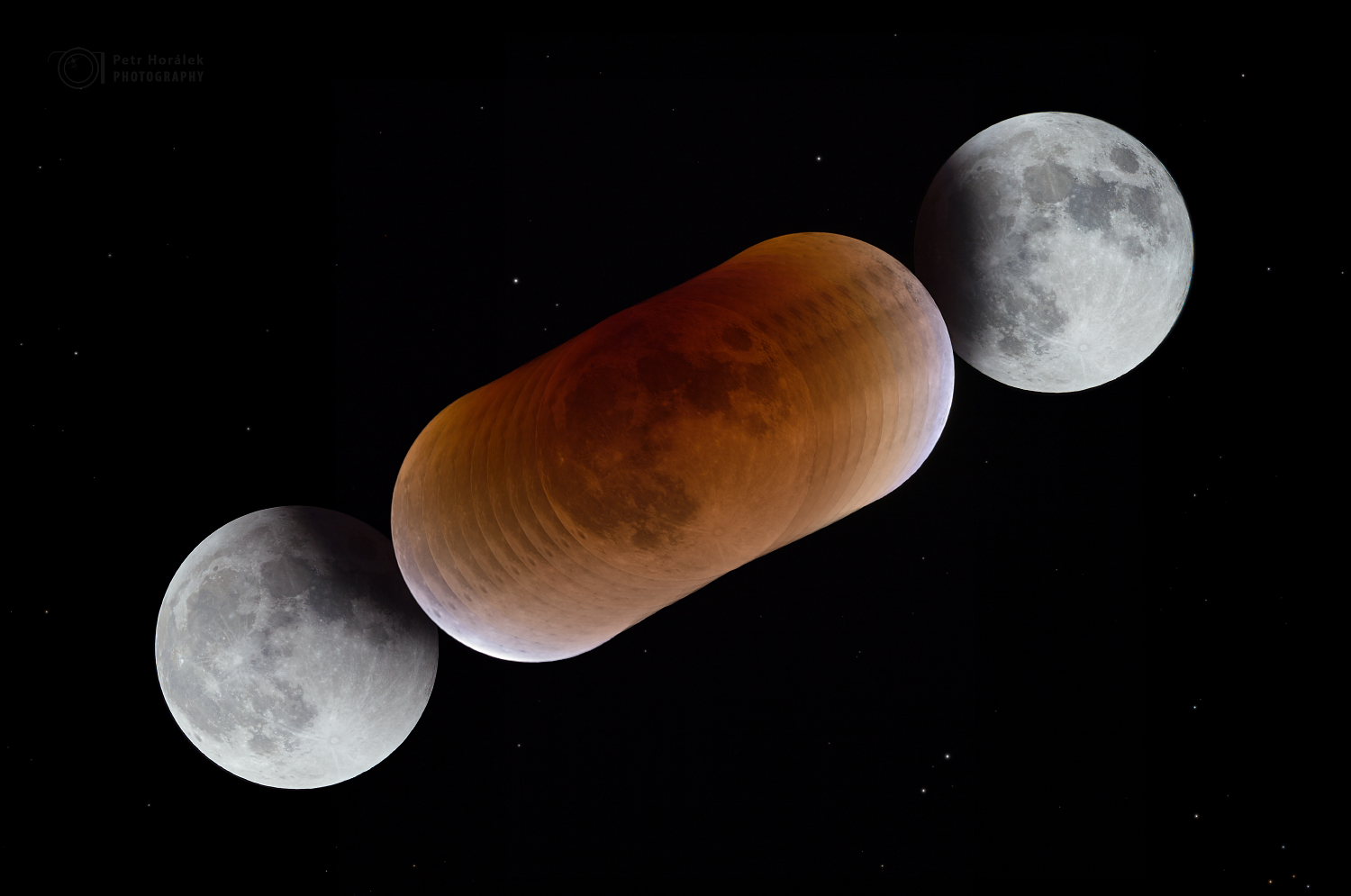Průběh zatmění Měsíce a změna barev v zemském stínu zachycená  během úkazu 31. ledna 2018. Foto: Petr Horálek.