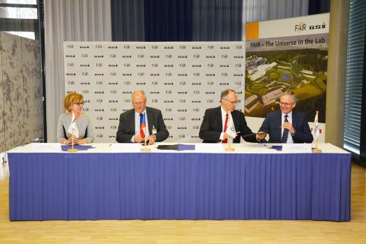 Podpis smlouvy o Aspirantském členství ČR ve FAIR, zleva: U. Weyrich, P. Lukáš, P. Giubellino, j. Blaurock